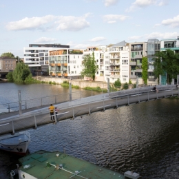 Blick auf die Walter-Lübke Brücke in Kassel. Bei genauem Hinschauen erkennt eins Stoffstreifen, die in das Brückengeländer eingewoben sind.